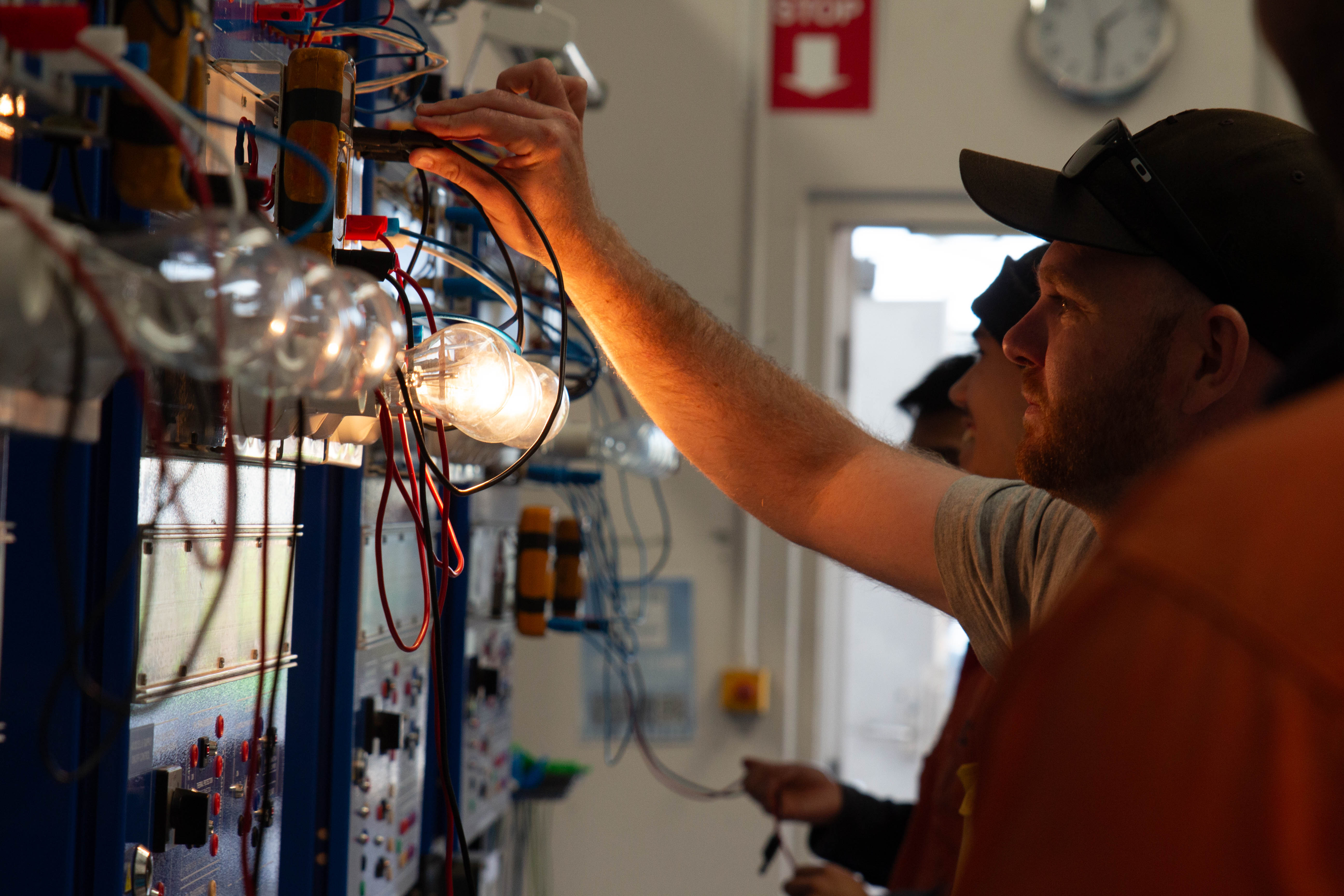 UEE30820 Certificate III Electrotechnology Electrician students training