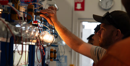 UEE30820 Certificate III Electrotechnology Electrician students training