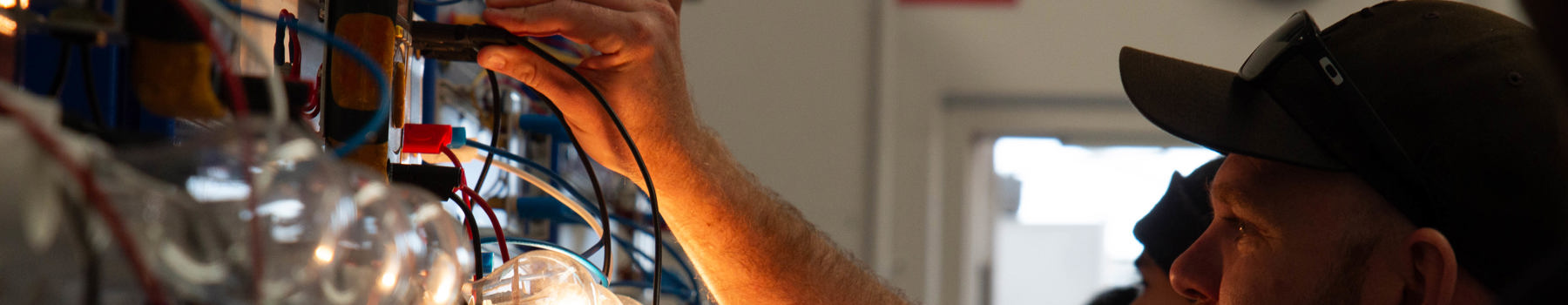 UEE30820 Certificate III Electrotechnology Electrician students training